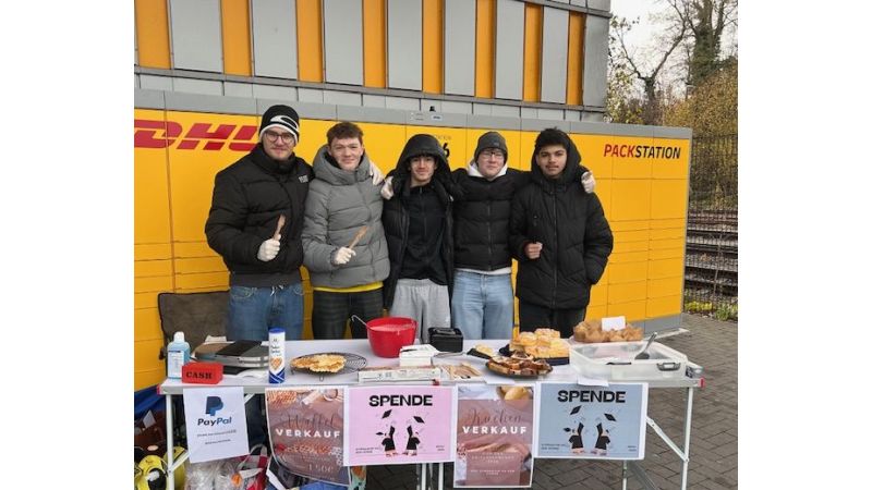 Schüler am Waffeln backen 