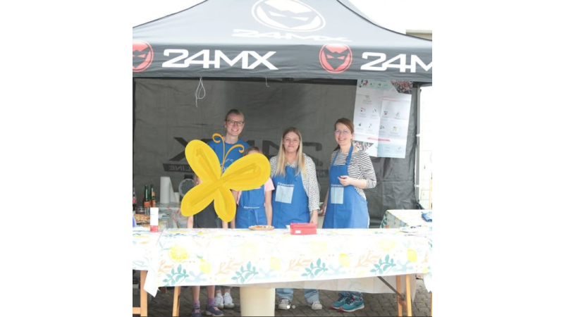 Die Waffelhelfer hinter ihrem Stand