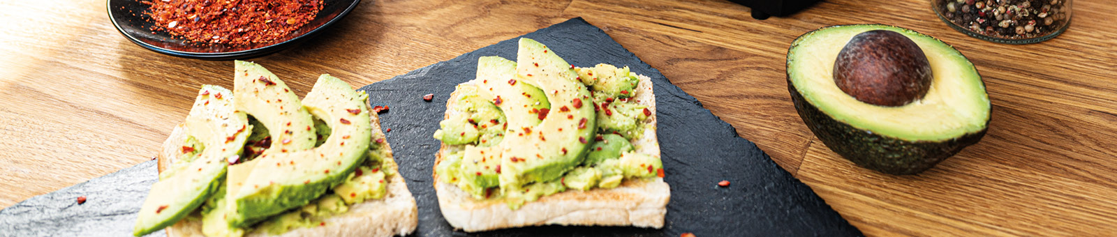 Das Bild zeigt zwei Avocado Toasts.