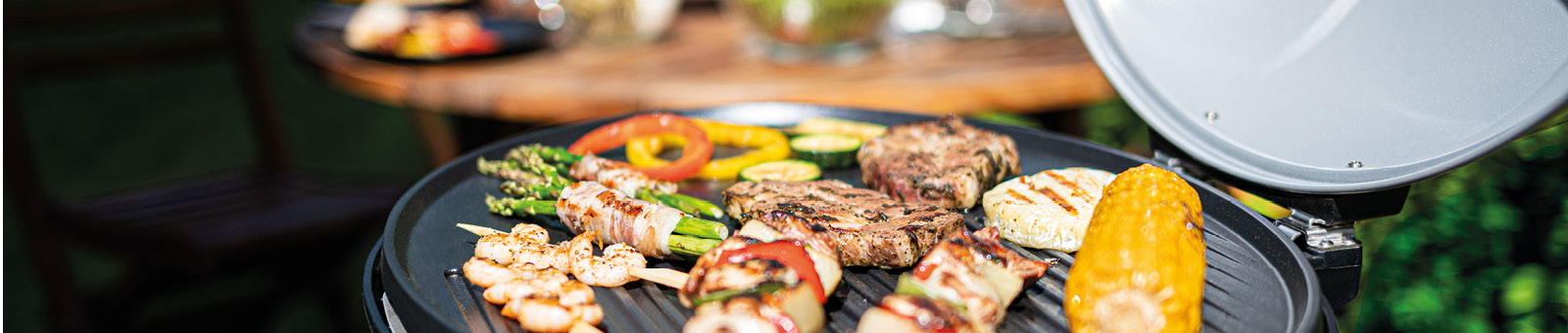 Das Bild zeigt den Cloer Grill 6789 mit Grillfleisch. 