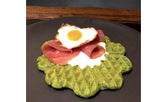 Spinatwaffeln mit Käsecréme, Schinken und Mini-Spiegelei