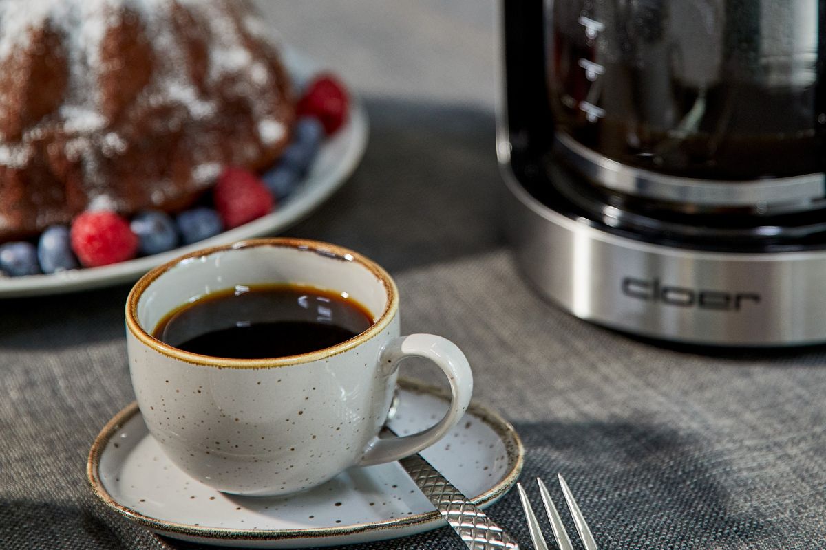 Graue Tasse mit Kaffee