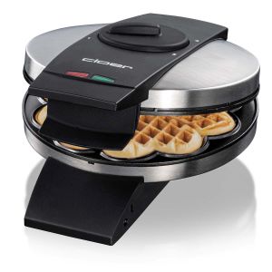 Das Bild zeigt das Waffeleisen Cloer 1639SR, aufgeklappt mit einer fertigen Herzwaffel.