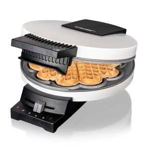 Das Bild zeigt das Waffeleisen Cloer 181, aufgeklappt mit einer fertigen Herzwaffel.