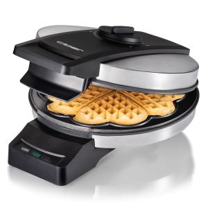 Das Bild zeigt das Waffeleisen Cloer 1898XL, aufgeklappt mit einer fertigen Herzwaffel. 