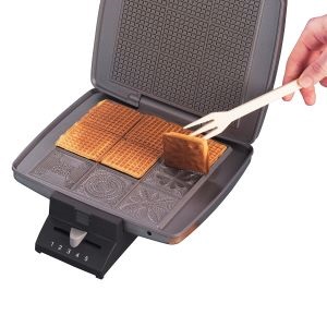 Das Bild zeigt das Zimtwaffeleisen Cloer 1431 aufgeklappt mit fertigen Zimtwaffeln.