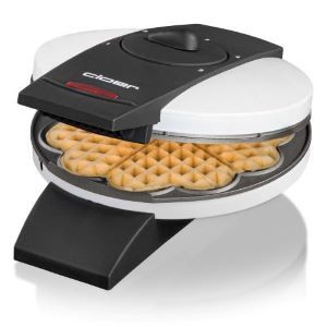 Das Bild zeigt das Waffeleisen Cloer 1621, aufgeklappt mit einer fertigen Herzwaffel.