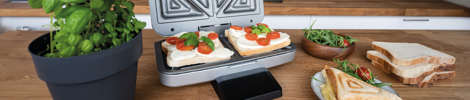 Das Bild zeigt den aufgeklappten Sandwichmaker Cloer 6259 mit Sandwiches.
