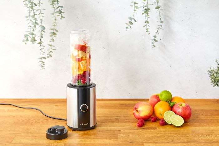 Das Bild zeigt den Smoothie Maker Cloer-6969 mit Früchten.