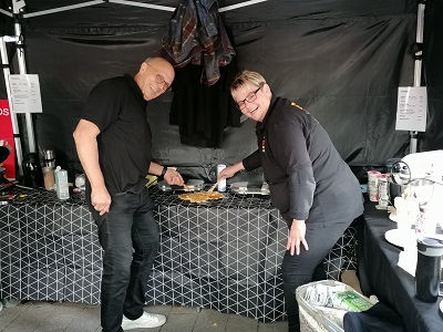 Zwei Helfer an dem Waffelstand