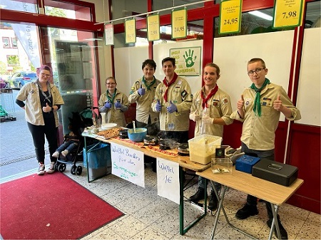 Die Pfadfinder Hüsten an ihrem Waffelstand