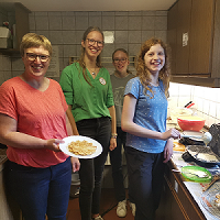 Vier Frauen beim Backen im Pfarrheim