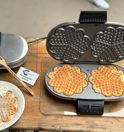 Unser Waffeleisen 1329 mit zwei fertigen Waffeln