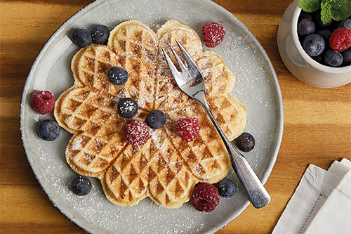 Waffel in Herzform auf einem Teller
