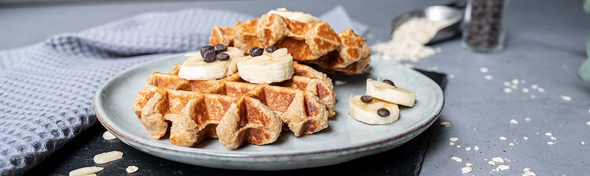 Das Bild zeigt zwei belgische Waffeln dekoriert mit Bananenscheiben.