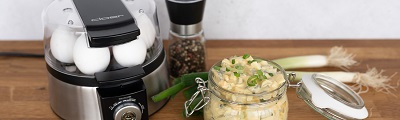 Das Bild zeigt den Eierkocher Cloer 6070 mit einem Glas Eiersalat. 