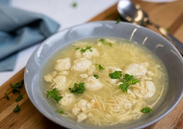 Das Bild zeigt einen Suppenteller mit Geflügelsuppe.